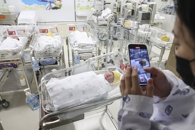 서울 시내 한 대형병원에서 산모가 신생아 사진을 찍고 있다. 사진=임형택 한국경제신문 기자