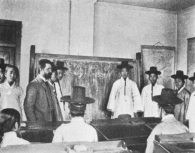 Homer B. Hulbert teaching at a middle school in 1900s (The Hulbert Memorial Society)