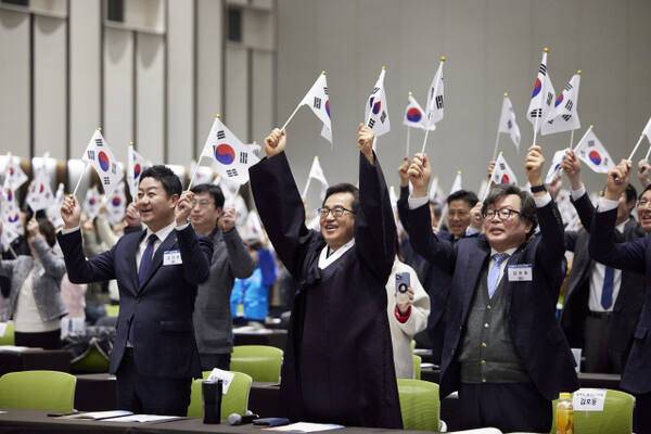 1일 오전 수원컨벤션센터에서 열린 광복80주년 경기도 3·1절 기념식에서 김동연 경기도지사와 김진경 경기도의회 의장 등이 만세삼창을 하고 있다. 경기도 제공