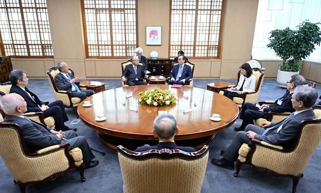 조태열 외교부 장관(왼쪽에서 5번째)과 지난해 10월 한일 미래세대 협력 방안 등을 논의하고 있는 가토리 요시노리(鹿取克章) 일한문화교류기금 이사장(왼쪽에서 3번째). 일본 원로 외교관들과 미즈시마 고이치 주한일본대사(왼쪽에서 2번째)도 배석했다. / 사진=외교부