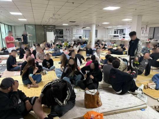 지난 26일(현지시간) 필리핀 마닐라 인근 파사이시의 한 건물에서 비밀리에 불법 영업하던 중국계 온라인 도박장을 당국이 단속, 한국인 24명을 포함해 외국인 401명 등을 체포했다. 인콰이어러 캡처