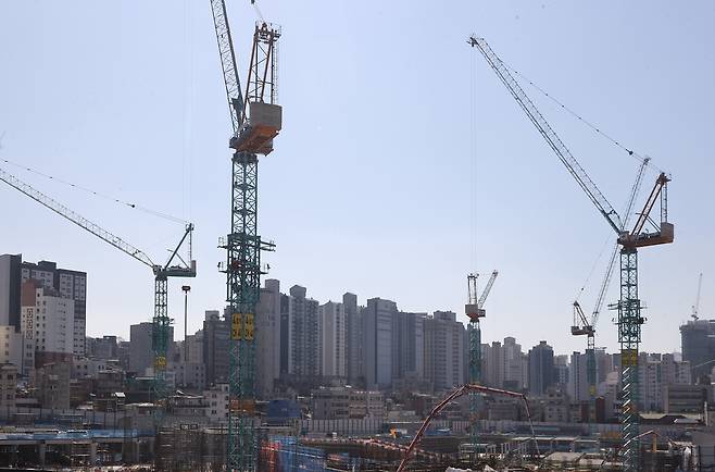 건설경기 한파에 일용직 근로자 수가 급감하고 있다. 사진은 지난달 21일 서울 시내 한 건설 현장에서 관계자들이 건설 작업을 진행하고 있는 모습. [연합]