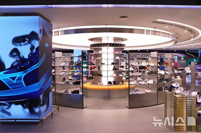 [서울=뉴시스] 롯데백화점 본점 7층 스포츠관의 러닝 특화존에서 진행되는 트레일 러닝에 특화한 '아웃 오브 올'(OUT OF ALL) 팝업 매장 모습. photo@newsis.com