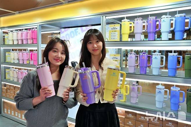 [서울=뉴시스] 롯데백화점 잠실 월드몰 1층 아트리움에서 열리고 있는 스탠리 팝업 행사. photo@newsis.com