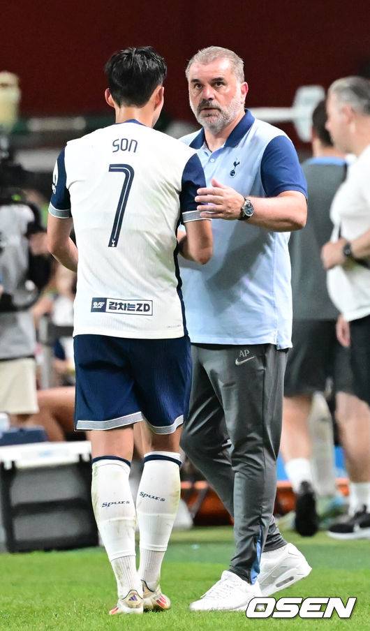 [OSEN=서울월드컵경기장, 김성락 기자]3일 오후 서울월드컵경기장에서 쿠팡플레이 시리즈 토트넘 훗스퍼와 바이에른 뮌헨의 경기가 열렸다.손흥민과 김민재가 나란히 선발로 나서면서 팬들이 고대하던&nbsp;'국가대표 공수 맞대결'이 성사됐다.&nbsp;대한민국 국가대표팀에서 오랫동안 호흡을 맞춰온 둘은 처음으로 서로를 적으로 상대하게 됐다.후반 토트넘 손흥민이 교체, 포스테코글루 감독과 이야기를 나누고 있다. 2024.08.03 / ksl0919@osen.co.kr