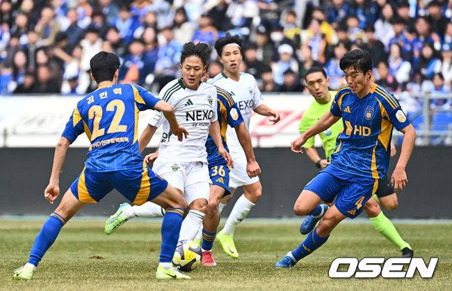 [OSEN=울산, 이석우 기자] 1일 울산 문수축구경기장에서 하나은행 K리그1 2025 울산 HD와 전북 현대의 경기가 열렸다.  세대교체를 시도하는 김판곤 감독의 울산과 공격 축구의 부활을 노리는 포옛 감독의 전북이 첫 ‘현대가 더비’를 갖는다. 전북 현대 이승우가 울산 HD 김민혁의 마크를 뚫고 공격하고 있다. 2025.03.01 / foto0307@osen.co.kr