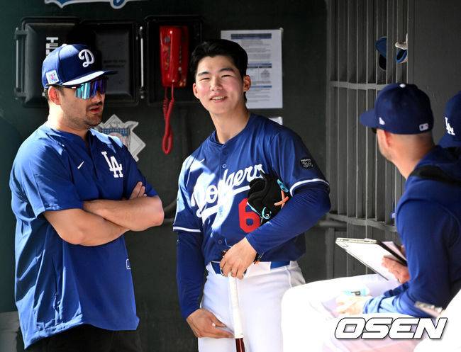 [OSEN=애리조나(미국), 이대선 기자] 21일(한국시간) 미국 애리조나주 글렌데일 캐멀백 랜치에서 2025 메이저리그 LA 다저스와 시카고 컵스의 시범 경기가 열렸다.김혜성은 다저스와 최대 3+2년 2200만 달러(약 320억원) 계약에 합의하며 메이저리그 진출에 성공했다.LA 다저스 김혜성이 더그아웃에서 미소를 짓고 있다.  2025.02.21 / sunday@osen.co.kr