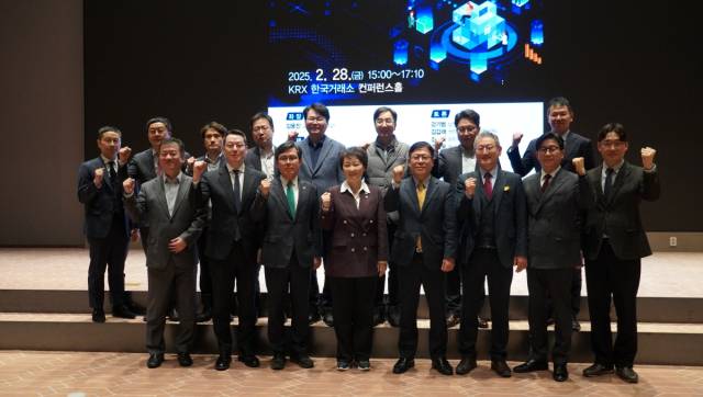 이달 28일 서울 여의도 한국거래소 컨퍼런스홀에서 열린 '디지털 금융 생태계와 토큰증권의 융합' 간담회에서 주요 참석자들이 기념 사진을 촬영하고 있다. 사진 제공=한국핀테크산업협회