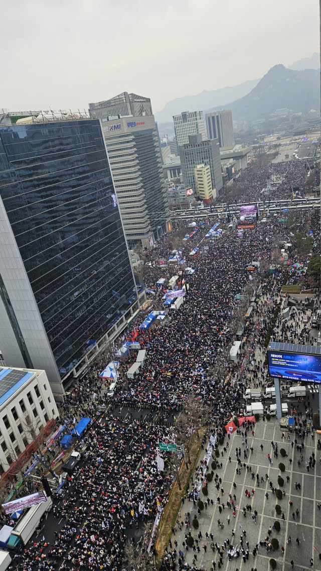 1일 오후 1시 서울 광화문에서 탄핵 반대 집회 참석자들이 모여있는 모습. 채민석 기자