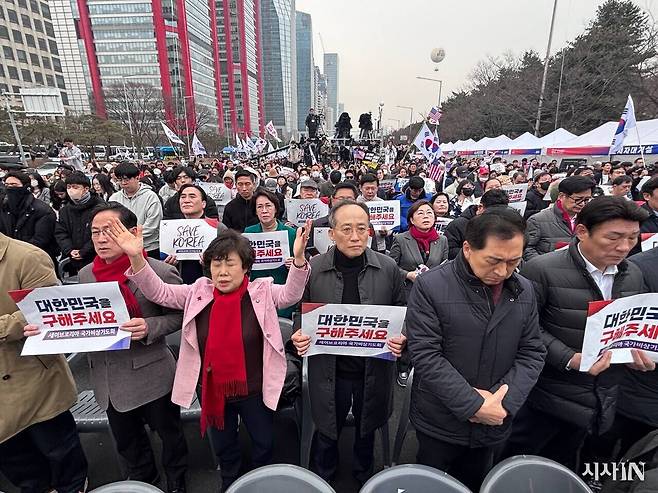 ‘국가비상기도회’에 참석한 국민의힘 의원들. 앞줄 왼쪽부터 박수영, 조배숙, 추경호, 김기현, 강대식 의원. ⓒ시사IN 이명익