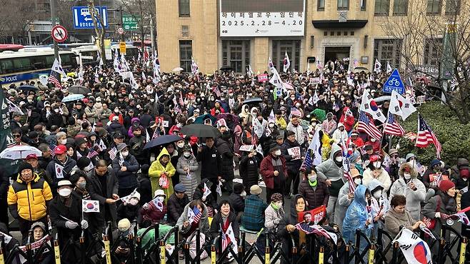 3월1일 오후 서울 종로구 광화문 일대에서 열린 윤석열 대통령 탄핵 반대 집회의 모습. 사진은 주최 측 동의를 받아 연단에 서서 촬영했다. ⓒ 시사저널 정윤경