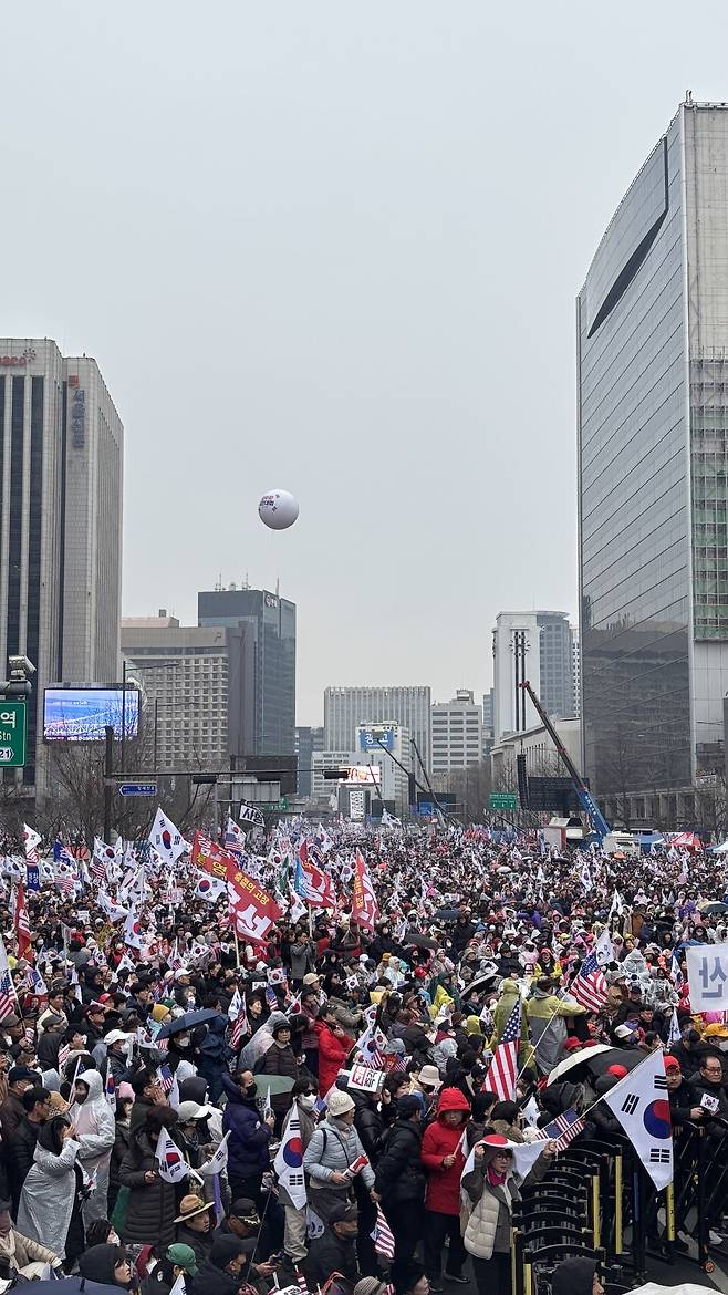 3월1일 오후 서울 종로구 광화문 일대에서 열린 윤석열 대통령 탄핵 반대 집회의 모습. 사진은 주최 측 동의를 받아 연단에 서서 촬영했다. ⓒ 시사저널 정윤경