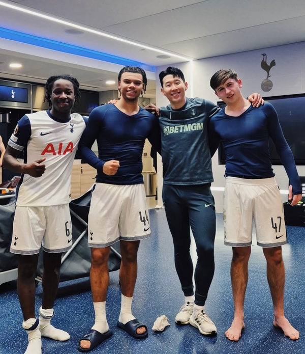 ▲ 손흥민은 토트넘 홋스퍼 10대 유망주들의 멘토 역할을 제대로 하고 있다. ⓒ손흥민 사회관계망서비스(SNS) 갈무리