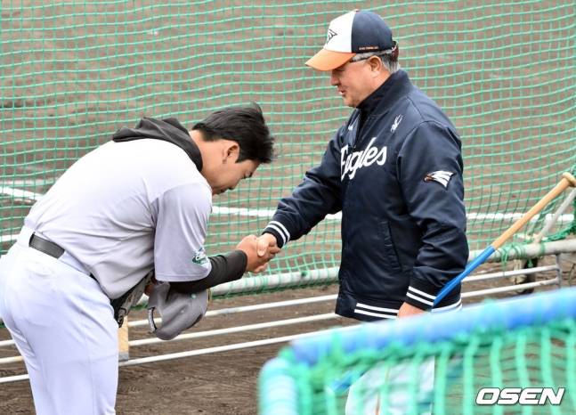 KT 위즈 강백호(왼쪽)와 김경문 한화 감독.