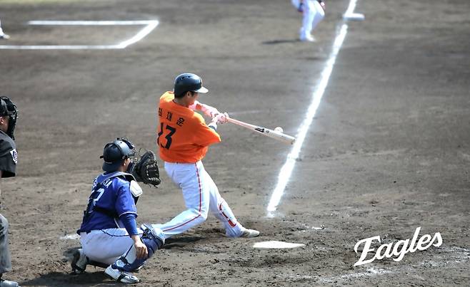 한화 이글스는 1일 일본 오키나와 고친다구장에서 열린 일본 사회인 야구팀 오키나와 전력과의 연습경기에서 3-9 패배를 당했다. 최재훈이 적시타를 치고 있다. 한화 이글스
