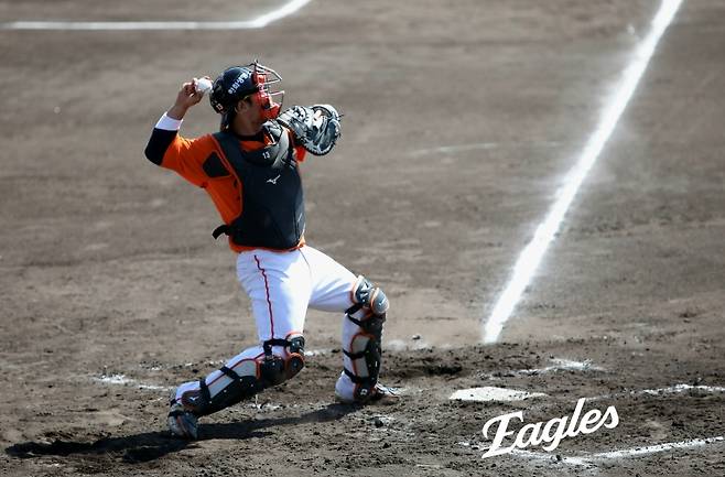 한화 이글스는 1일 일본 오키나와 고친다구장에서 열린 일본 사회인 야구팀 오키나와 전력과의 연습경기에서 3-9 패배를 당했다. 포수 허인서가 수비를 하고 있다. 한화 이글스