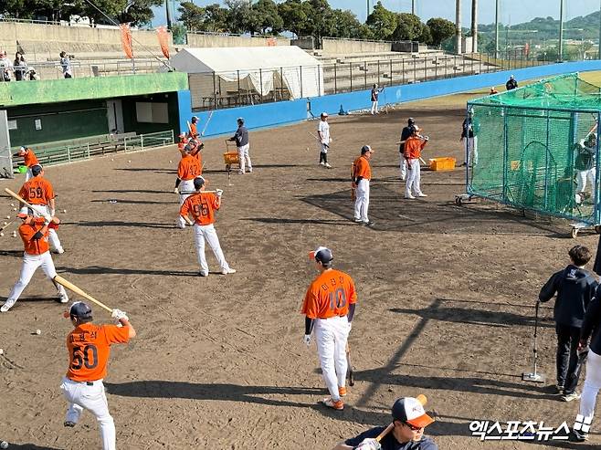 한화 이글스는 1일 일본 오키나와 고친다구장에서 열린 일본 사회인 야구팀 오키나와 전력과의 연습경기에서 3-9 패배를 당했다. 경기를 마친 후 타자들이 추가 훈련을 갖고 있다. 엑스포츠뉴스DB