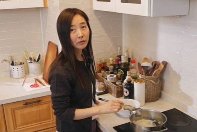가수 강수지(57)가 최근 양배추 된장국을 자주 먹는다고 고백했다. [사진=유튜브 채널 '강수지tv살며사랑하며배우며']