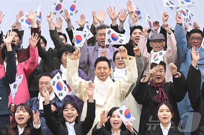 오세훈 서울시장과 독립유공자 후손들이 1일 서울 종로구 보신각에서 열린 제106주년 3·1절 기념 타종행사에서 만세삼창을 하고 있다. 2025.3.1/뉴스1 ⓒ News1 사진공동취재단