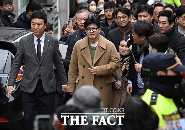 한동훈 전 국민의힘 대표가 2일 오후 서울 종로구대학로의 한 극장에서 제2연평해전을 다룬 연극 '바다는 비에 젖지 않는다'를 관람하기 위해 이동하고 있다. /박헌우 기자