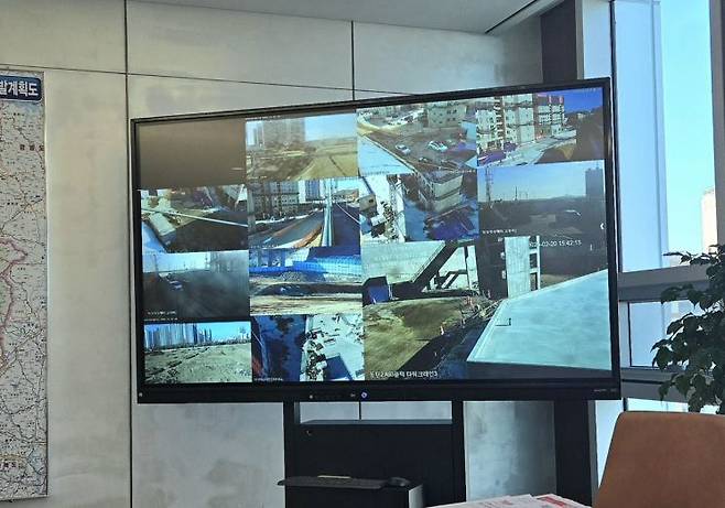 경기 수원시 경기주택도시공사(GH) 본사 김세용 사장 집무실 TV에서 GH가 발주한 건설 현장을 비추는 CCTV 화면이 나오고 있다. 최서윤 기자