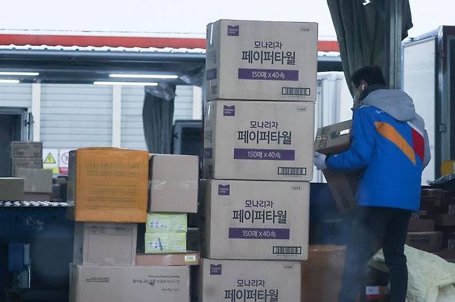 CJ대한통운의 주7일 배송이 시작된 1월 5일 강서B터미널에서 직원들이 배송 품목을 분류하고 있다. 연합뉴스