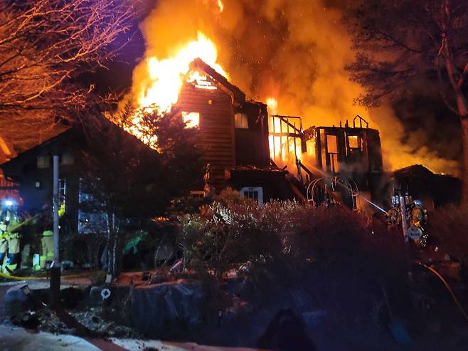 지난 1일 오후 강원 평창군 봉평면 한 펜션에서 화재가 발생, 소방당국이 진화 작업을 벌이고 있다./강원소방본부