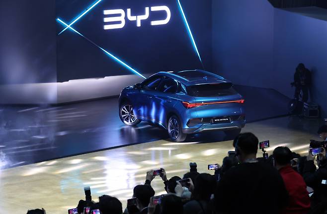 지난 1월 16일 인천시 중구 상상플랫폼에서 열린 BYD 승용 브랜드 런칭 미디어 쇼케이스에서 아토3(ATTO3)차량이 모습을 드러내고 있다. / 뉴스1