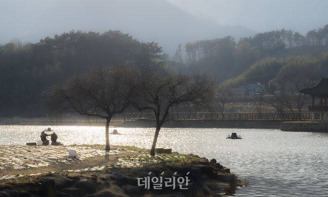 하동군 악양면에 있는 인공호수 동정호. 중국의 동정호에서 이름을 따왔다. 하동군과 중국 후난성의 교류를 기념하기 위해 조성된 호수다. 규모는 크지 않지만 곳곳에 SNS 감성의 포토스팟이 있어 젊은 연인들 사이에서 인기가 높다. ⓒ데일리안 배군득 기자