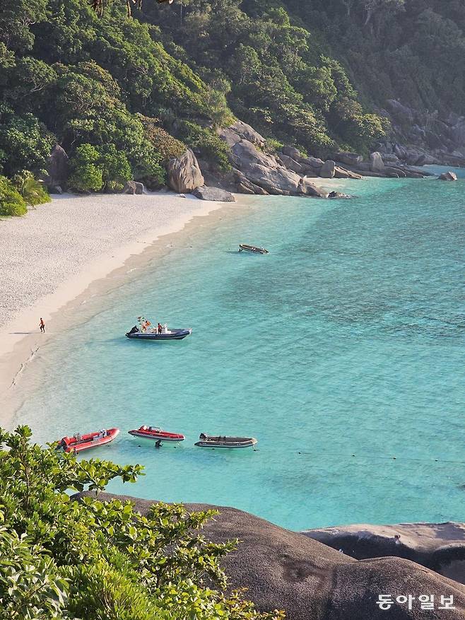 세일락 뷰포인트에서 내려다본 투명한 아이스 블루빛 해변.