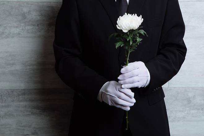저자는 “(의사로서) 내 길은 사람들이 치명적인 약물을 발견하도록 돕는 게 아니다. 나는 삶의 편에 설 것”이라고 말한다. 게티이미지