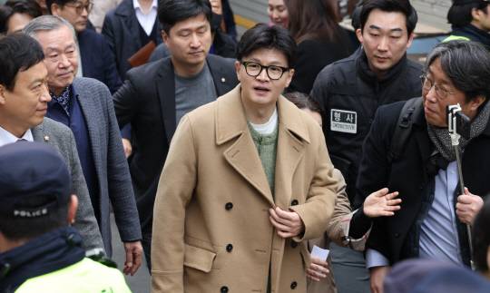 두달여 만에 공개 행보에 나선 한동훈 국민의힘 전 대표가 2일 오후 서울 종로구 대학로 한 극장에서 제2연평해전을 다룬 연극 '바다는 비에 젖지 않는다'를 관람하기 위해 이동하고 있다.<공동취재·연합뉴스>