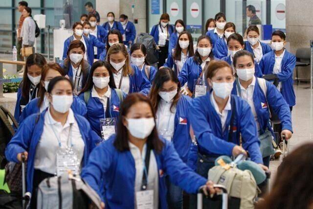 지난해 8월6일 외국인 가사관리사 시범사업에 참여하는 필리핀인 가사관리사들이 인천국제공항을 통해 입국하고 있다. 사진공동취재단