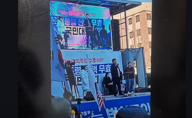 안씨는 헌법재판소 앞에서 열린 윤석열 대통령 탄핵 반대 집회에도 참석해 자신이 '일베 대표로 나왔다'고 소개했다. 유튜브 '캡틴아메리카' 캡처