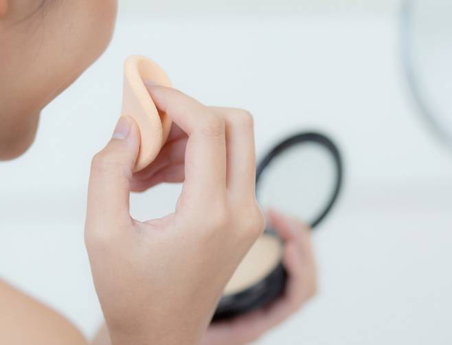 퍼프는 일주일에 한 번, 클렌징폼과 주방 세제로 깨끗이 빤 후 완전히 말리는 게 좋다./사진=게티이미지뱅크