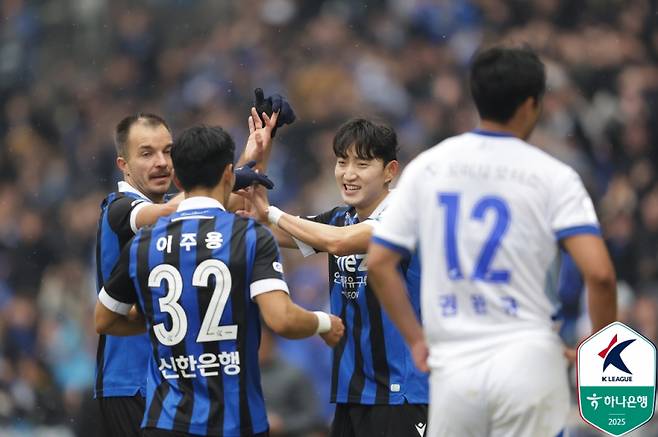 수원 권완규의 퇴장 이후 기뻐하는 인천 선수단. 사진=프로축구연맹