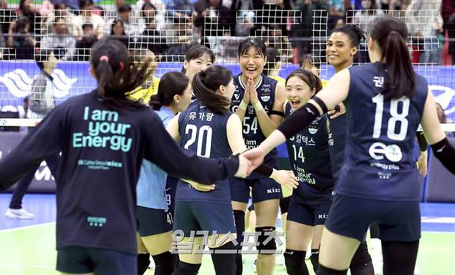 2일 오후 수원체육관에서 열린 도드람 2024-2025 V리그 여자부 현대건설과 GS칼텍스의 경기. GS칼텍스가 세트스코어 3대1(25-20, 27-29, 25-22, 25-21)로 승리했다. 승리가 확정되는 순간 선수들이 기뻐하고있다. 수원=정시종 기자 capa@edaily.co.kr /2025.03.02.