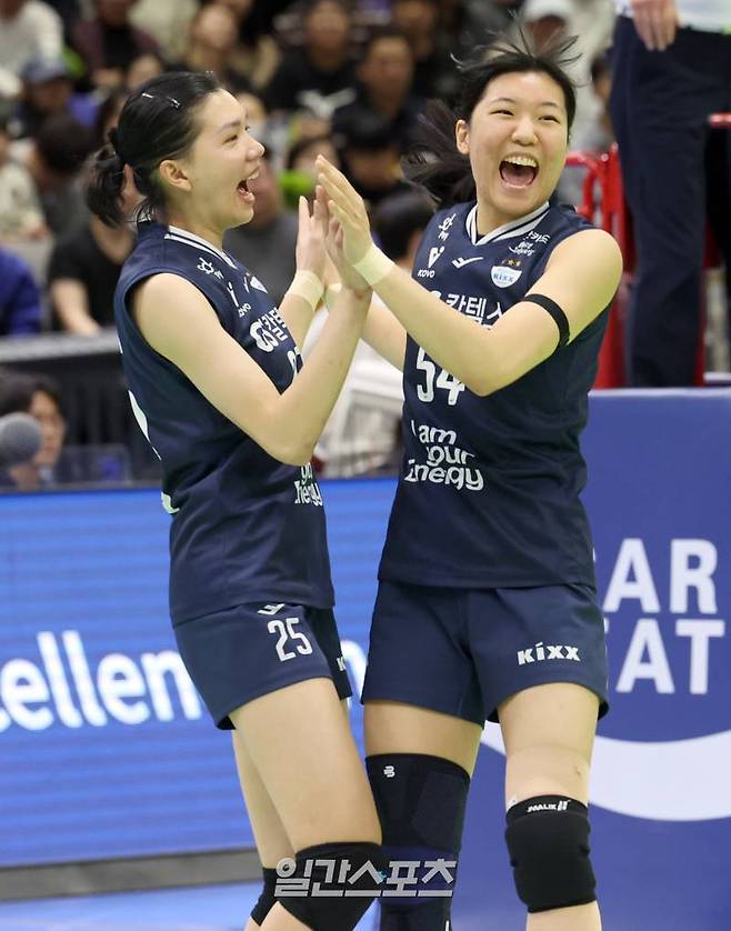 2일 오후 수원체육관에서 열린 도드람 2024-2025 V리그 여자부 현대건설과 GS칼텍스의 경기. GS칼텍스 뚜이(왼쪽)와 오세연이 팀이 득점하자 하이파이브 하며 기뻐하고있다. 수원=정시종 기자 capa@edaily.co.kr /2025.03.02.