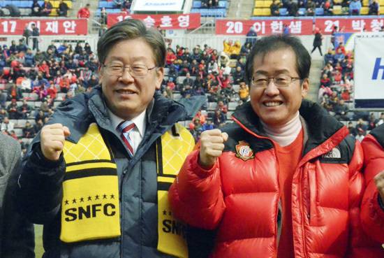 홍준표 시장과 이재명 대표가 경남FC·성남FC 구단주이던 시절 만나 기념촬영을 하고 있다.  [사진=연합뉴스]