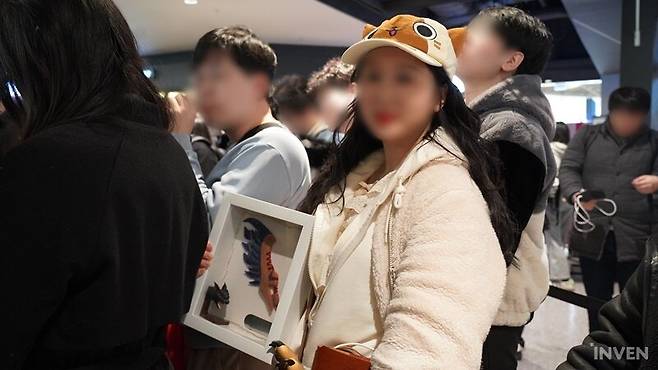 ▲ 수제 굿즈에 사인을 받으려고 한다는데 55번째여서 아쉽게도 앞에서 잘렸다고 하네요