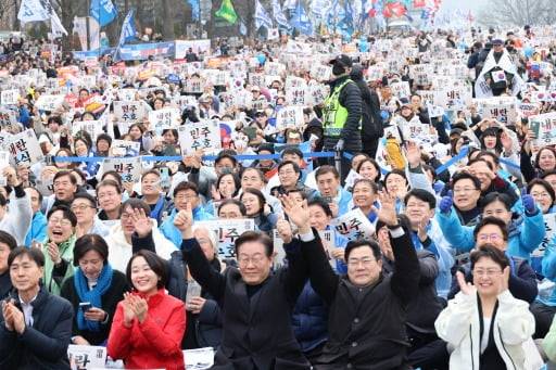 이재명 더불어민주당 대표를 비롯한 야5당 대표들이 1일 오후 서울 종로구 안국동 사거리에서 열린 야5당 공동 윤석열 파면 촉구 범국민대회에서 만세를 외치고 있다. 최혁 기자
