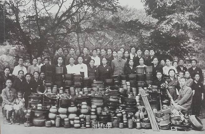 일제는 1937년 총동원령을 내리고 전쟁 물자를 공출했다. 1945년 영암지역에서 모은 놋쇠 등 금속을 모아두고 일본인들이 기념사지진을 찍었다. ‘추억의 영암’ 캡쳐.