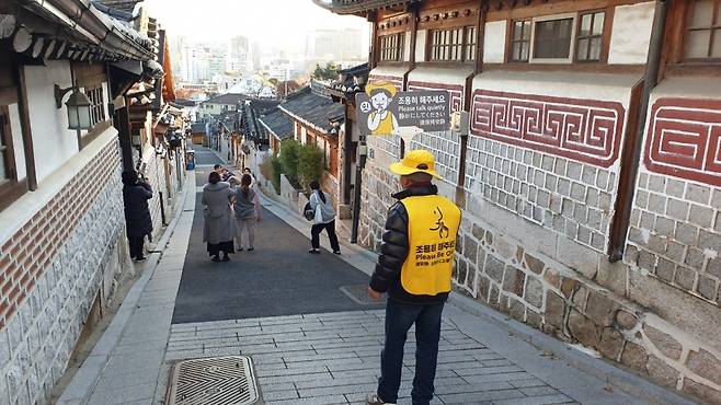 서울 종로구 가회동 북촌한옥마을에서 한 주민이 ‘마을지킴’이 활동을 하고 있다. 종로구 제공