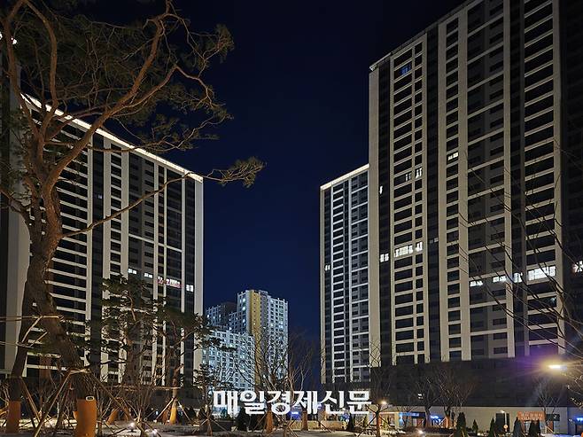 지난달 7일 경기도 안성시의 한 아파트 단지. 1월 31일 입주를 시작했지만 저녁 시간 절반 이상의 가구에 불이 꺼져있다.