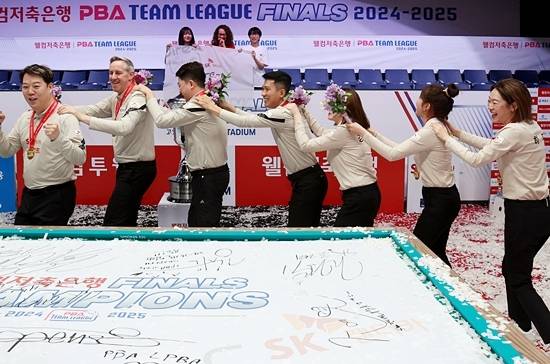 24/25시즌 PBA 팀리그 최강 팀으로 거듭난 SK렌터카다이렉트는 불과 두 시즌 전만 해도 최하위권을 맴돌았다. 그러나 ‘강레조’ 삼각편대와 응오의 환괄탈태, 탄탄한 팀웍, 구단의 전폭적인 지원을 바탕으로 팀리그 최강팀이 됐다. 파이널 우승 후 축하 기차놀이하고 있는 SK렌터카 선수들. (사진=PBA)