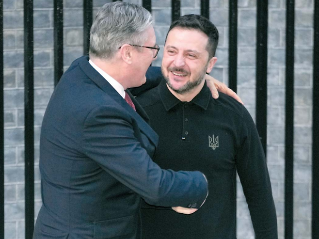 키어 스타머 영국 총리(왼쪽)가 1일(현지시간) 영국 런던 다우닝가 10번지 총리 관저를 방문한 볼로디미르 젤렌스키 우크라이나 대통령을 포옹하며 환영하고 있다. [사진 = AP 연합뉴스]