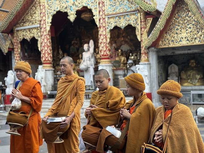 아침 탁발을 하고 있는 프라탓 도이수텝 사원 승려 / 사진=홍지연 여행+ 기자