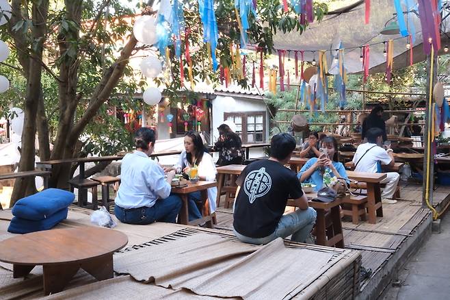 치앙마이 인기 명소 반 캉 왓. 지역 예술가들이 만든 커뮤니티 공간이자 시장이다. / 사진=에어비앤비