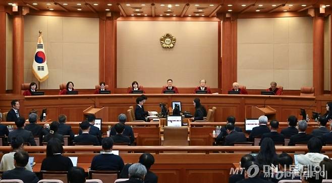 (서울=뉴스1) 사진공동취재단 = 문형배 헌법재판소장 직무대행을 비롯한 헌법재판관들이 25일 서울 종로구 헌법재판소 대심판정에서 열린 윤석열 대통령 탄핵심판 최종 변론에 입장해 재판을 기다리고 있다. 2025.2.25/뉴스1  Copyright (C) 뉴스1. All rights reserved. 무단 전재 및 재배포,  AI학습 이용 금지. /사진=(서울=뉴스1) 사진공동취재단