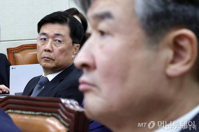 홍장원(왼쪽) 전 국가정보원 1차장이 지난달 22일 서울 여의도 국회에서 열린 윤석열 정부의 비상계엄 선포를 통한 내란 혐의 진상규명 국정조사 특별위원회 1차 청문회에 출석해 자리하고 있다. 오른쪽은 조태용 국가정보원장. /사진=뉴시스